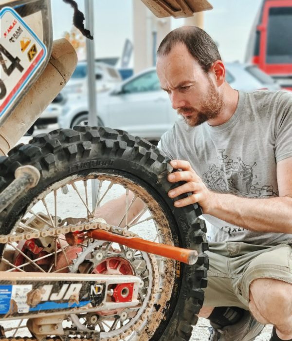 Thomas Vry qui change un pneu de moto