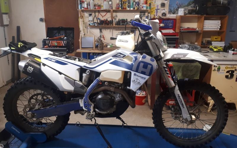 Husqvarna FE en garage moto