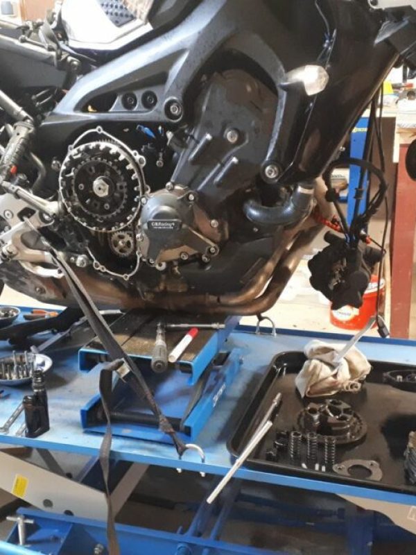 MT yamaha sur un pont garage moto