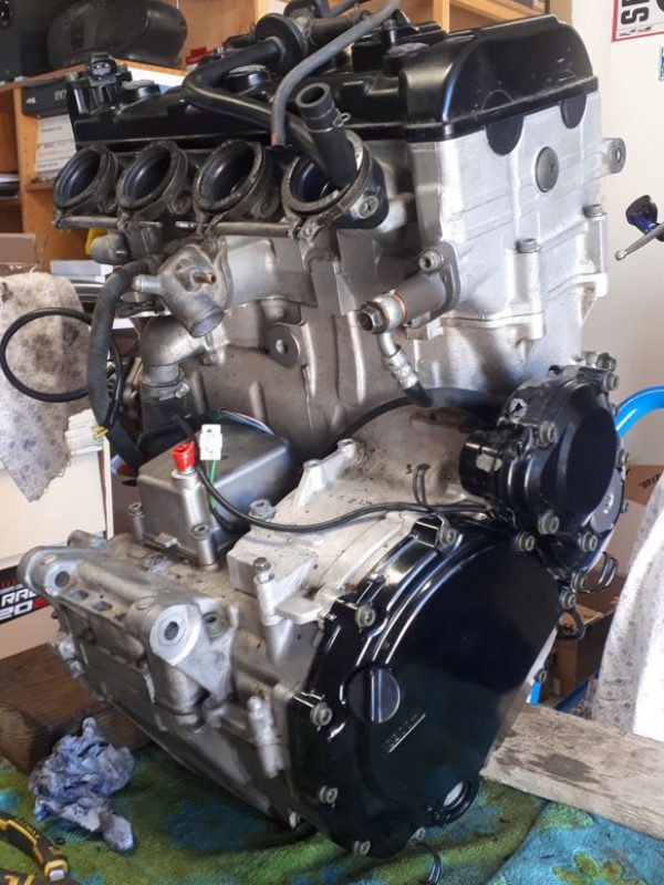 moteur de moto au garage