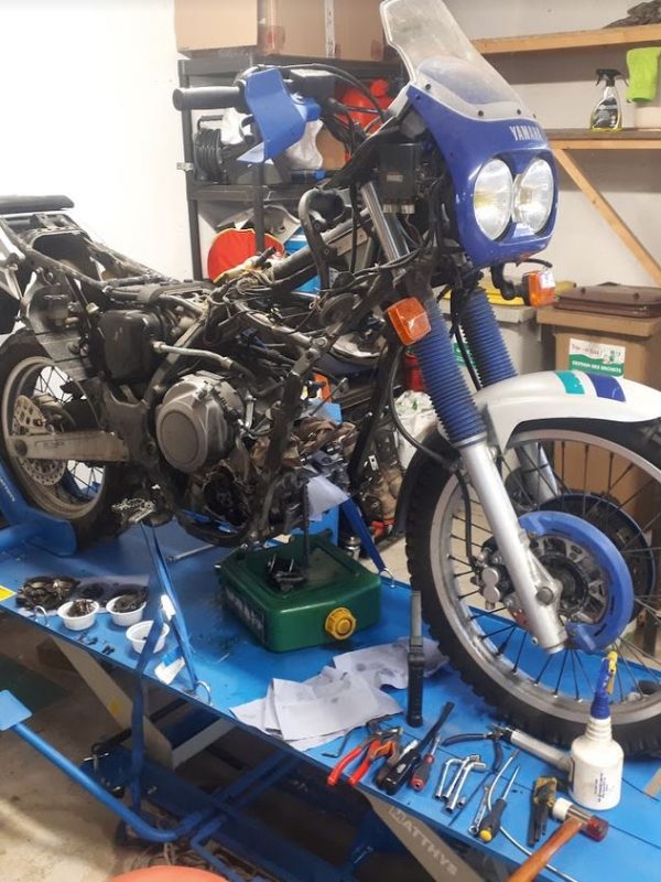 Moto XTZ en garage moto